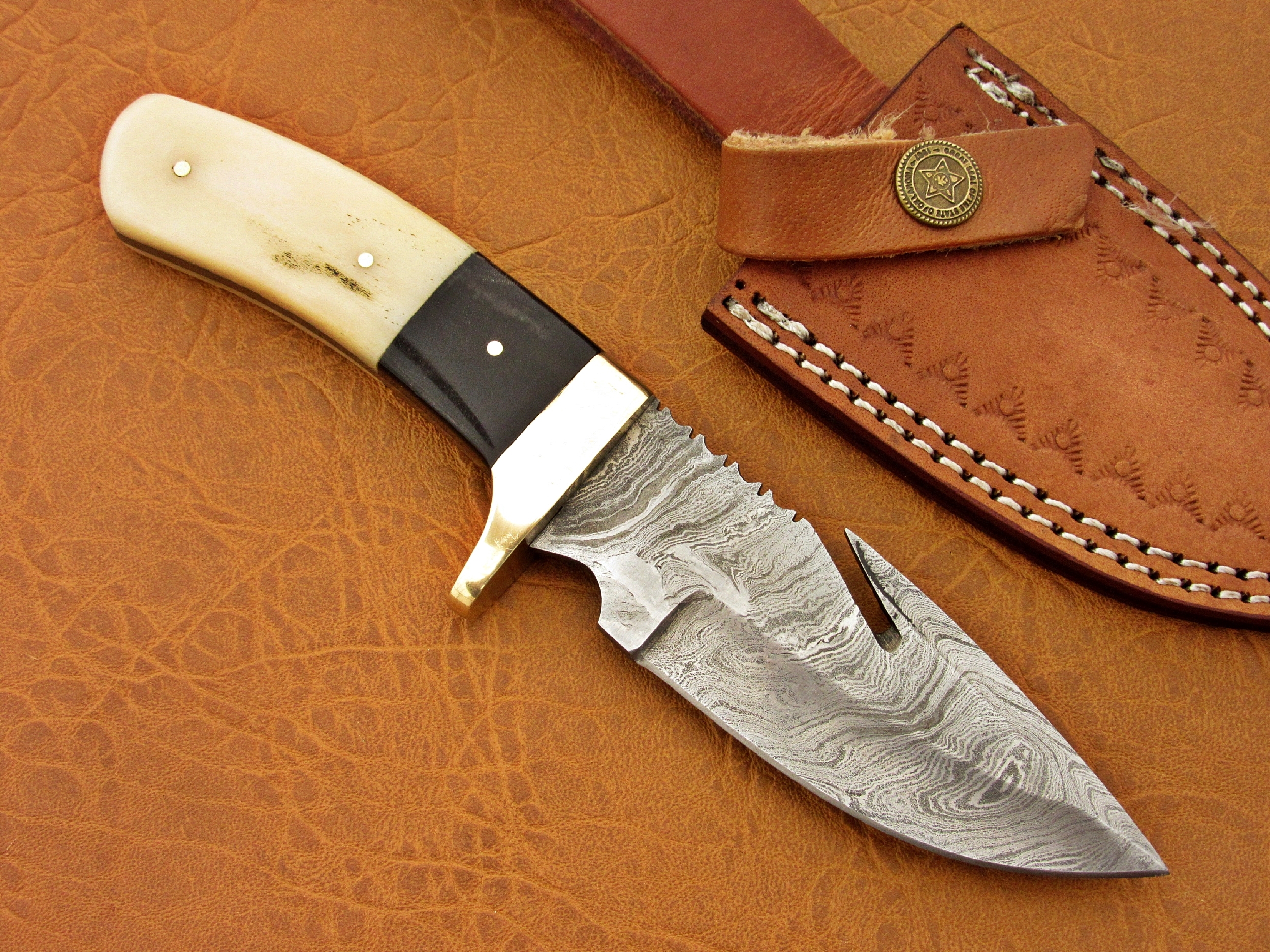 Damascus Steel Blade Gut Hook Handle Buffalo Horn Camel Bone 7 Inch